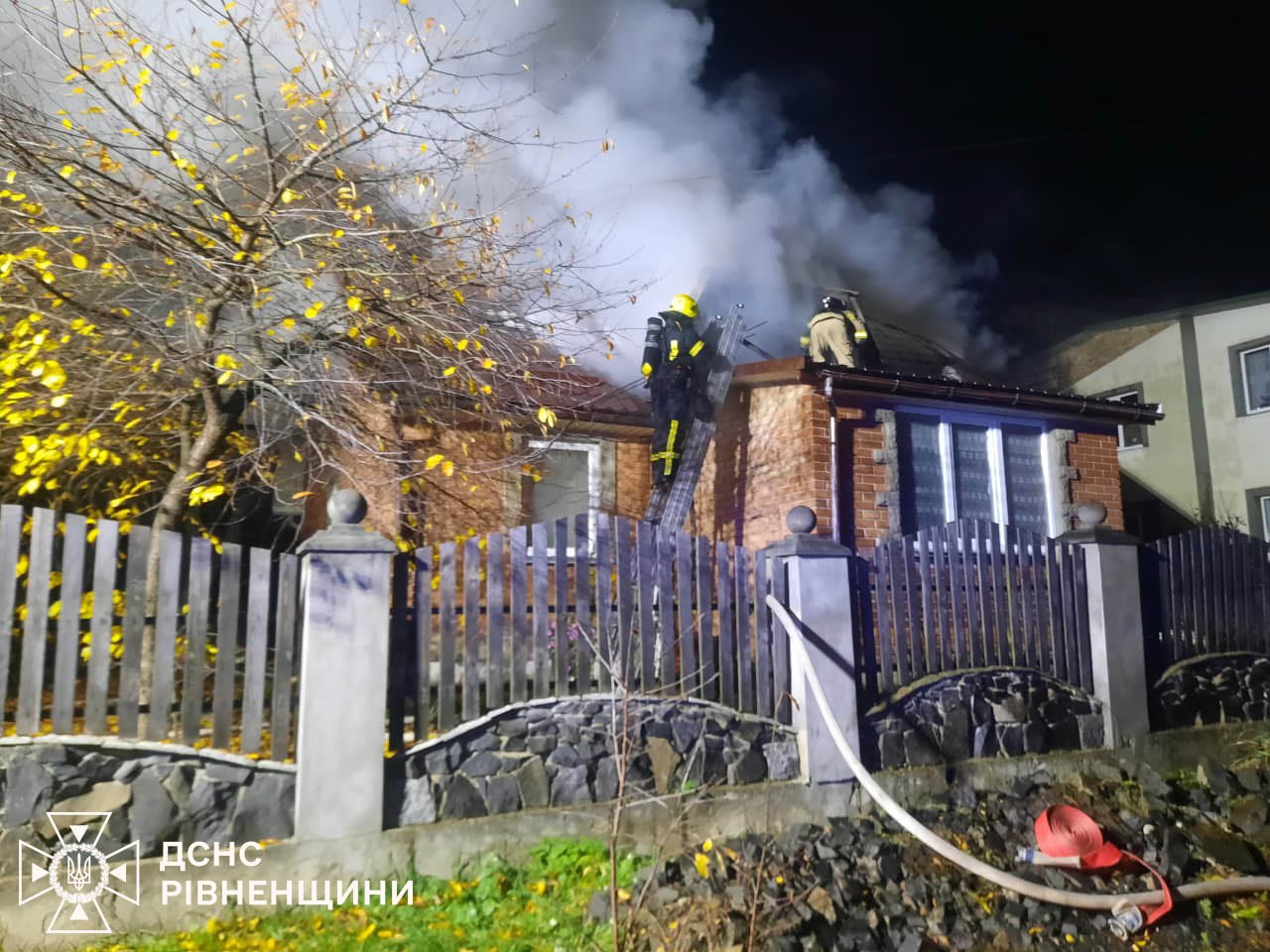 У Рівному кілька годин горів будинок (ФОТО)